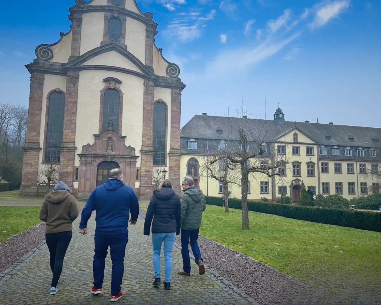 Begleitung eines Jugendlichen durch eine Fachkraft der DuHiS Jugendhilfe